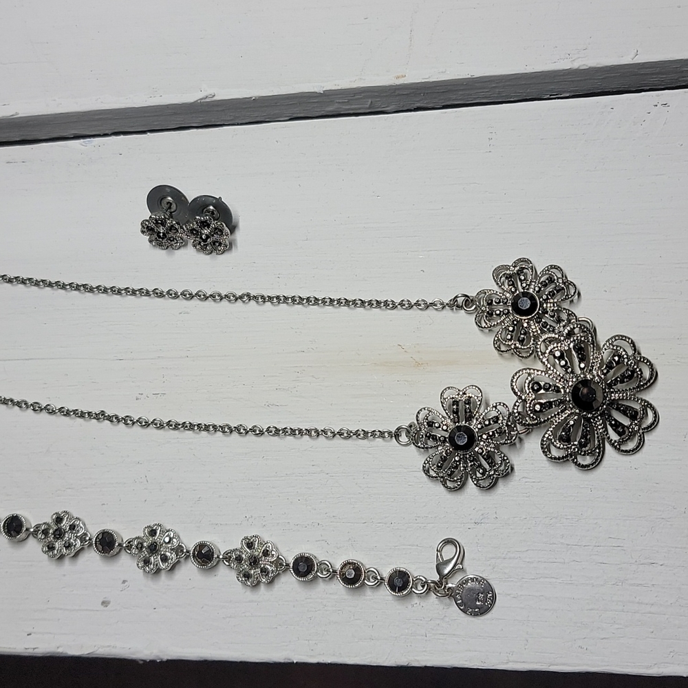 Liz Claiborne Set of 3 Matching Necklace Bracelet and earrings